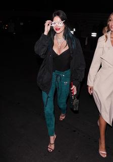 Bella Thorne feet photo thumbnail
