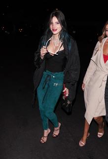 Bella Thorne feet photo thumbnail