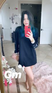 Bella Thorne feet photo thumbnail