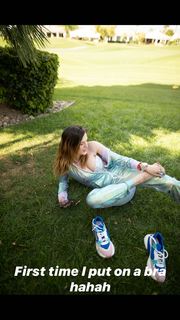 Bella Thorne feet photo thumbnail