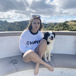 Bella Thorne feet photo thumbnail