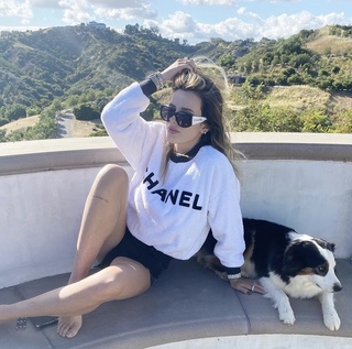 Bella Thorne feet photo thumbnail
