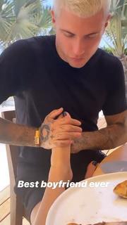 Bella Thorne feet photo thumbnail