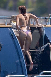 Bella Thorne feet photo thumbnail