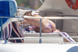 Bella Thorne feet photo thumbnail