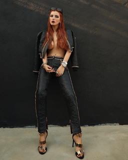 Bella Thorne feet photo thumbnail