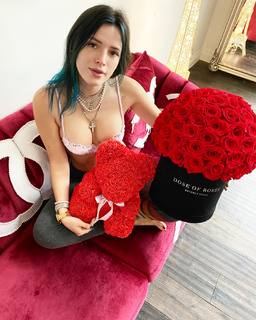 Bella Thorne feet photo thumbnail