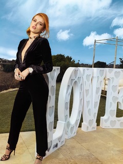 Bella Thorne feet photo thumbnail
