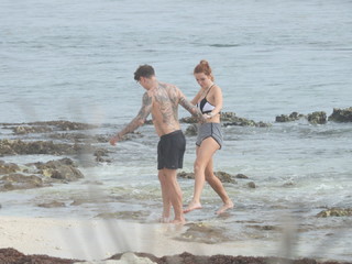 Bella Thorne feet photo thumbnail