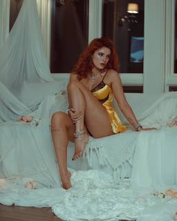 Bella Thorne feet photo thumbnail