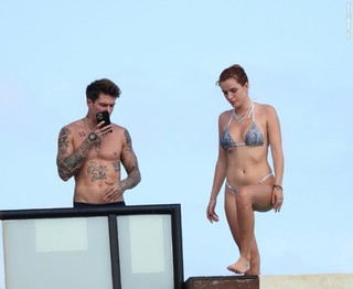 Bella Thorne feet photo thumbnail