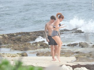 Bella Thorne feet photo thumbnail