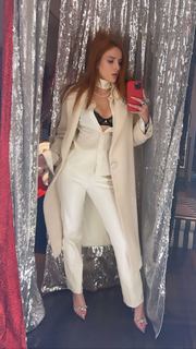 Bella Thorne feet photo thumbnail