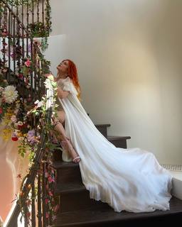 Bella Thorne feet photo thumbnail