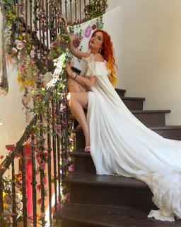 Bella Thorne feet photo thumbnail