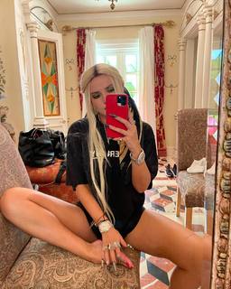 Bella Thorne feet photo thumbnail