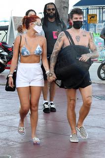 Bella Thorne feet photo thumbnail