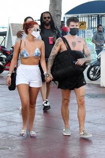 Bella Thorne feet photo thumbnail
