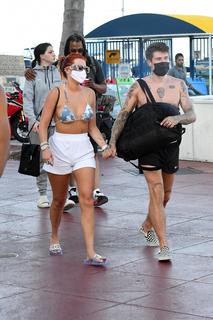 Bella Thorne feet photo thumbnail