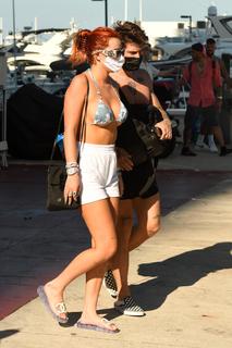 Bella Thorne feet photo thumbnail