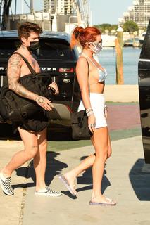 Bella Thorne feet photo thumbnail