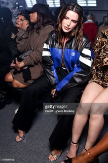 Bella Thorne feet photo thumbnail