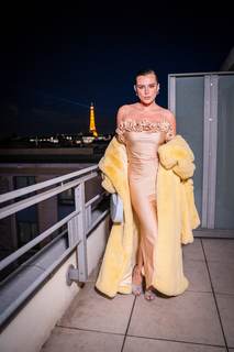 Bella Thorne feet photo thumbnail