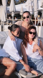 Bella Thorne feet photo thumbnail