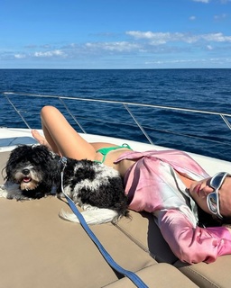 Bella Thorne feet photo thumbnail