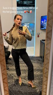Bella Thorne feet photo thumbnail