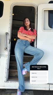 Bella Thorne feet photo thumbnail