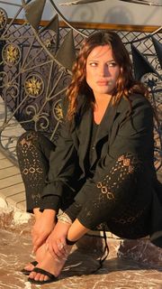 Bella Thorne feet photo thumbnail