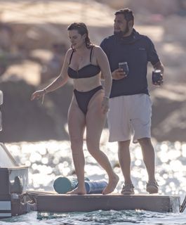 Bella Thorne feet photo thumbnail