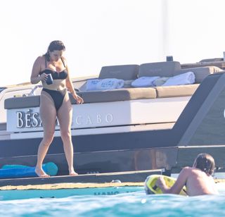 Bella Thorne feet photo thumbnail