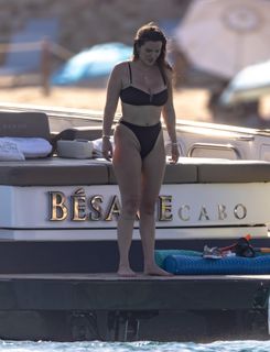 Bella Thorne feet photo thumbnail