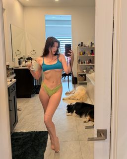 Bella Thorne feet photo 3