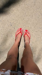 Bella Thorne feet photo 4