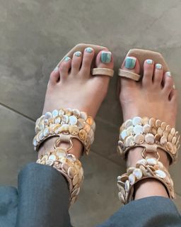 Bella Thorne feet photo 10