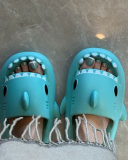 Bella Thorne feet photo 8