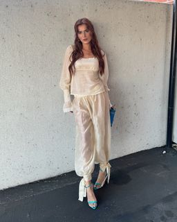 Bella Thorne feet photo 6