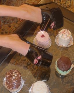 Bella Thorne feet photo 6