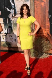 Bellamy Young feet photo thumbnail