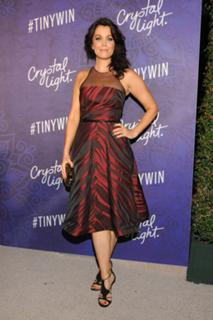 Bellamy Young feet photo thumbnail
