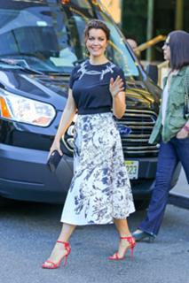 Bellamy Young feet photo thumbnail