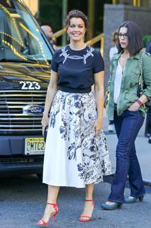 Bellamy Young feet photo thumbnail