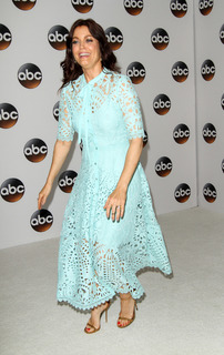 Bellamy Young feet photo thumbnail