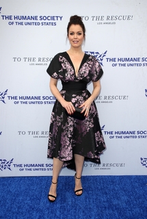 Bellamy Young feet photo thumbnail