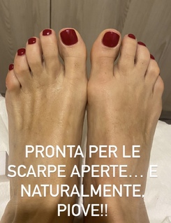 Benedetta Parodi feet photo thumbnail