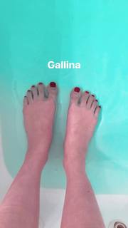 Benedetta Porcaroli feet photo thumbnail