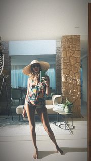 Benedetta Porcaroli feet photo thumbnail